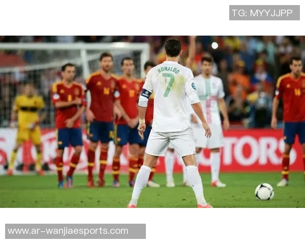 梅西、C罗等足球巨星如何巧妙踢出弧线球的技巧与秘诀解析 梅西、C罗等足球巨星如何巧妙踢出弧线球的技巧与秘诀解析